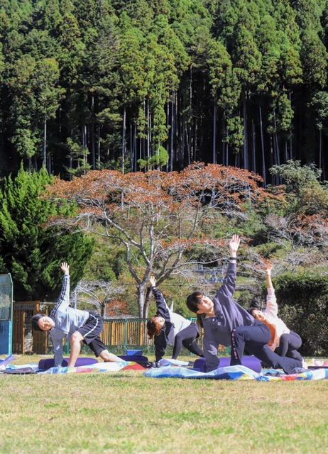 【大自然に囲まれてヨガ】大自然に囲まれて行うヨガで心身をほぐす＝姫路市夢前町山之内