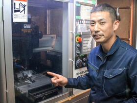 オブジェを制作する機械を紹介する積誠庵の森浩典社長。空き家状態になっていた父の実家の納屋が作業場だ＝姫路市林田町下構