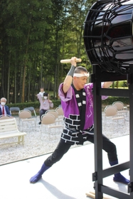 竹林に囲まれたステージで和太鼓を披露する出演者＝姫路市書写の里・美術工芸館