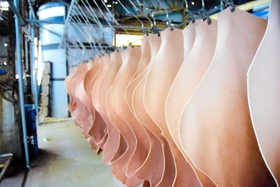 天然由来の手法で環境負荷を抑えて生産するヌメ革＝山陽（山陽提供）