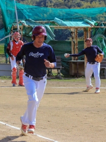 全国大会に向けて練習に励む姫路シニアのメンバーら＝姫路市四郷町見野