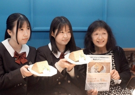 ニンジン入りシフォンケーキをＰＲする（左から）香寺高校の平松美優さんと村岡優来さん、担当の八木喜代子教諭＝姫路市南町