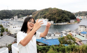 島の風景を満喫する「たまちゃん」ことグエン・ウエン・ゴックさん＝家島町宮