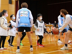 イーグレッツの選手とバスケットボールを楽しむ子どもたち＝市川町上瀬加