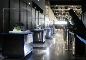 照明の落とされたコーナーでは、探査で実際に使われたカプセルなどがケース内に展示されている＝姫路市神屋町（撮影・大山伸一郎）