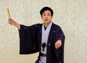 年明け公演で上演する「仕方噺」の振りを見せる桂米團治さん＝姫路市内