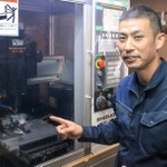 オブジェを制作する機械を紹介する積誠庵の森浩典社長。空き家状態になっていた父の実家の納屋が作業場だ＝姫路市林田町下構