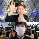 教室で視聴している生徒からの質問に答える上野千鶴子さん（上）＝姫路東高校提供