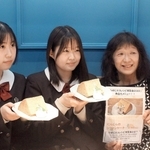 ニンジン入りシフォンケーキをＰＲする（左から）香寺高校の平松美優さんと村岡優来さん、担当の八木喜代子教諭＝姫路市南町