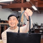 ジャパンレザーアワードで受賞したトートバッグを紹介する中野義夫さん＝姫路市花田町小川