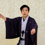 年明け公演で上演する「仕方噺」の振りを見せる桂米團治さん＝姫路市内