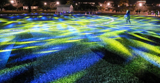 色鮮やかな光に照らされた姫路城三の丸広場＝姫路市本町（撮影・大山伸一郎）