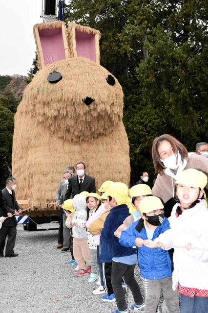 稲穂などで作った巨大なウサギのオブジェ＝姫路市安富町安志、安志加茂神社