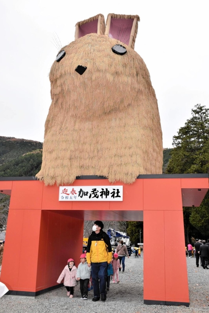 稲穂などで作った巨大なウサギのオブジェ＝姫路市安富町安志、安志加茂神社