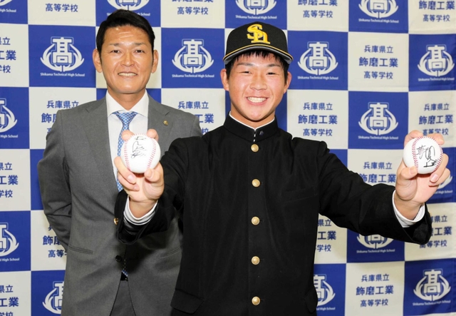 福岡ソフトバンクホークスとの仮契約に臨んだ岡植純平さん（右）と同球団の永井智浩本部長＝飾磨工業高
