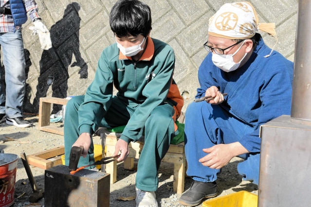 風鈴でも人気 明珍火箸の制作に高丘中生が挑戦 明珍宗敬さんらの指導