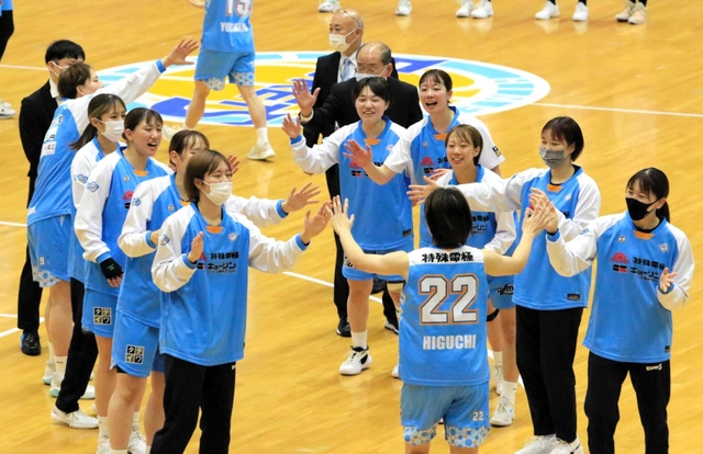 姫路での初本拠地戦。笑顔のハイタッチで試合開始に臨む選手たち＝ヴィクトリーナ・ウインク体育館