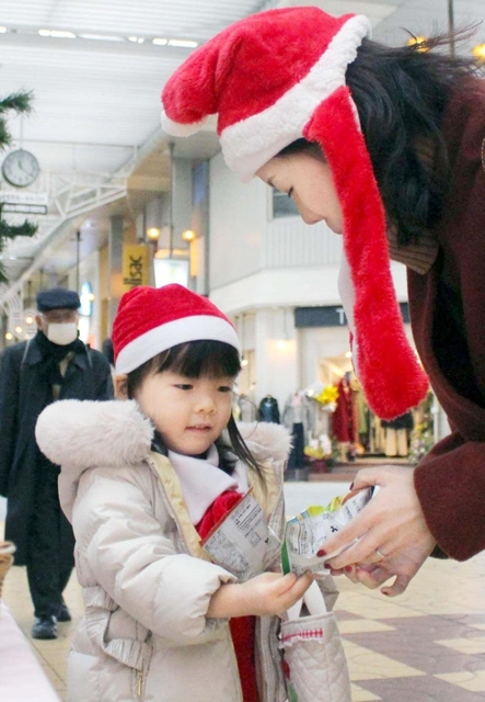 みゆき通り商店街に設けられたブースでは、子どもたちがお菓子を受け取った＝姫路市紺屋町