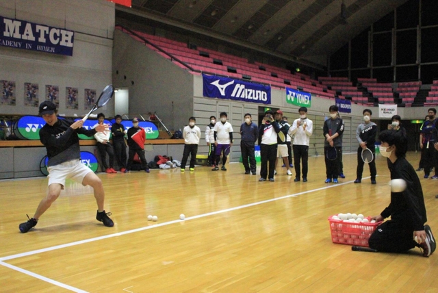 現役のトップ選手らが指導した講習会＝ヴィクトリーナ・ウインク体育館