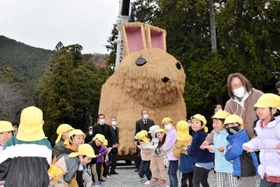 巨大なウサギのオブジェを綱で引っ張る園児ら＝安志加茂神社