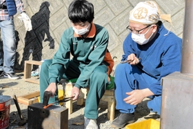 風鈴でも人気 明珍火箸の制作に高丘中生が挑戦 明珍宗敬さんらの指導