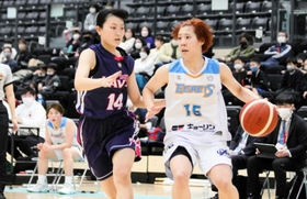 ドリブルで攻め込む姫路イーグレッツのポイントガード吉田沙織＝堺市立大浜体育館（撮影・藤村有希子）