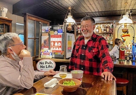 常連客（左）と話が弾む福本卓弘さん＝ホサンナ