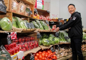 農家や仲買業者から仕入れた野菜や果物を無人店舗で販売する永德慎司さん＝姫路市土山２