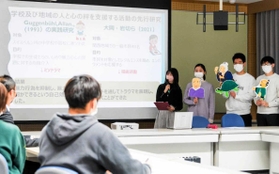 実践授業で感じた子どもたちの感情表現などについて報告する大学生＝家島小学校