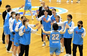 姫路での初本拠地戦。笑顔のハイタッチで試合開始に臨む選手たち＝ヴィクトリーナ・ウインク体育館