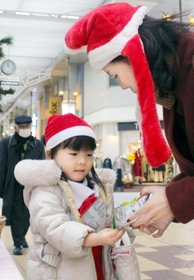 みゆき通り商店街に設けられたブースでは、子どもたちがお菓子を受け取った＝姫路市紺屋町