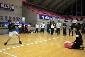 現役のトップ選手らが指導した講習会＝ヴィクトリーナ・ウインク体育館