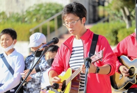 軽快な音楽を響かせる福岡信哉さん＝姫路市夢前町莇野