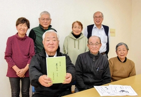 第２句集を持つ北村恒男会長ら安富冠句会の会員たち＝姫路市安富町安志