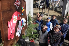 卯年の大絵馬と絵柄を手がけた岩田健三郎さん（手前右）＝姫路市保城