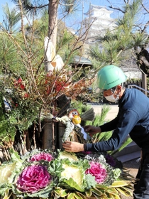 姫路城に登場した「ジャンボ門松」＝姫路市本町