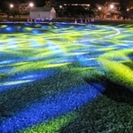 色鮮やかな光に照らされた姫路城三の丸広場＝姫路市本町（撮影・大山伸一郎）