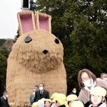 稲穂などで作った巨大なウサギのオブジェ＝姫路市安富町安志、安志加茂神社