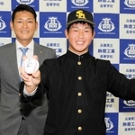 福岡ソフトバンクホークスとの仮契約に臨んだ岡植純平さん（右）と同球団の永井智浩本部長＝飾磨工業高