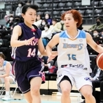 ドリブルで攻め込む姫路イーグレッツのポイントガード吉田沙織＝堺市立大浜体育館（撮影・藤村有希子）