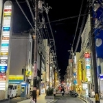 姫路の繁華街の中心地・魚町通り。軒を連ねる飲食店のネオンが輝く＝姫路市魚町