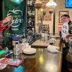 「ノーパブ、ノーライフ」と記したボードを手にした客を撮影する福本卓弘さん＝ホサンナ