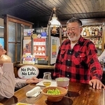 常連客（左）と話が弾む福本卓弘さん＝ホサンナ