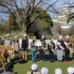 干支の引き継ぎ式で、ウサギを抱く児童たち＝姫路市立動物園