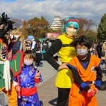 コスプレでポーズを決める参加者＝大手前公園