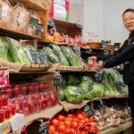 農家や仲買業者から仕入れた野菜や果物を無人店舗で販売する永德慎司さん＝姫路市土山２