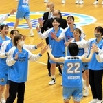 姫路での初本拠地戦。笑顔のハイタッチで試合開始に臨む選手たち＝ヴィクトリーナ・ウインク体育館