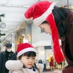 みゆき通り商店街に設けられたブースでは、子どもたちがお菓子を受け取った＝姫路市紺屋町