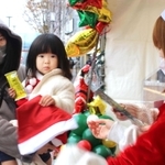 姫路駅前の芝生広場では、サンタ帽が無料で配られた＝姫路市駅前町