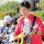 軽快な音楽を響かせる福岡信哉さん＝姫路市夢前町莇野